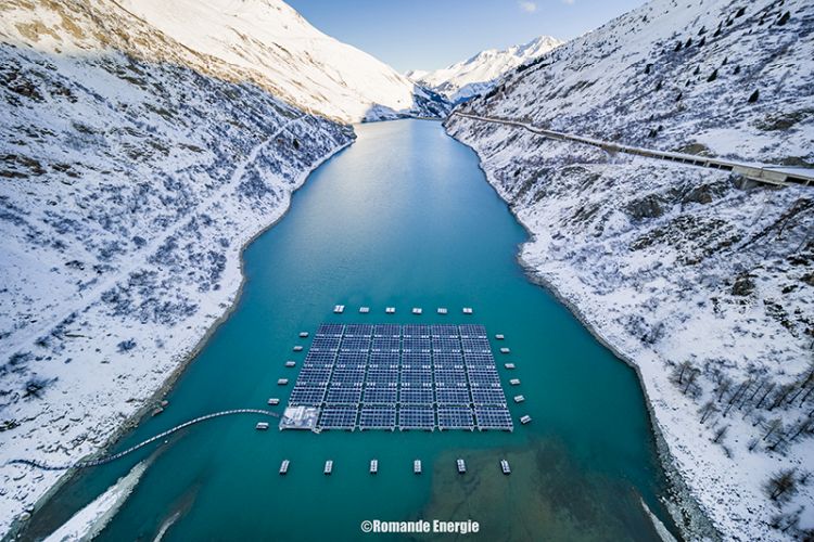 Fotovoltaico galleggiante per laghi artificiali: un’idea buona per le dighe