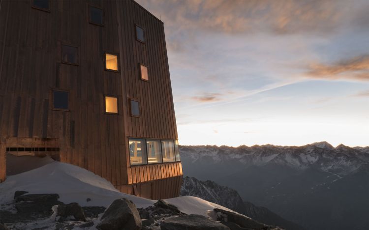 Dettaglio del rifugio Al Sasso Nero sulle Alpi italiane