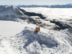 Al Sasso Nero: il rifugio rivestito in rame sulle alpi italiane
