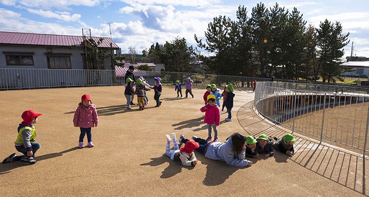 Yoshino Nursery School and Kindergarten: Tetto calpestabile ed ellittico