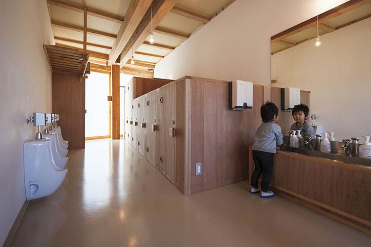 Yoshino Nursery School and Kindergarten: il bagno