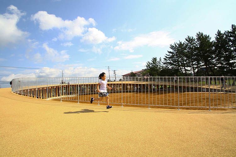 Yoshino Nursery School and Kindergarten: Tetto calpestabile ed ellittico