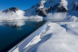 AlpinSolar: elettricità green anche in inverno grazie all’impianto fotovoltaico sulla diga di Muttsee