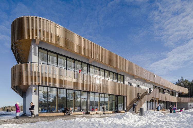 Torvbråten: scuola sostenibile in Norvegia in legno Kebony