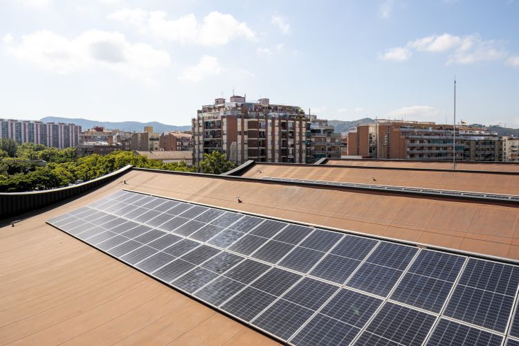 Il tetto fotovoltaico del nuovo centro sportivo Camp del Ferro a Barcellona 