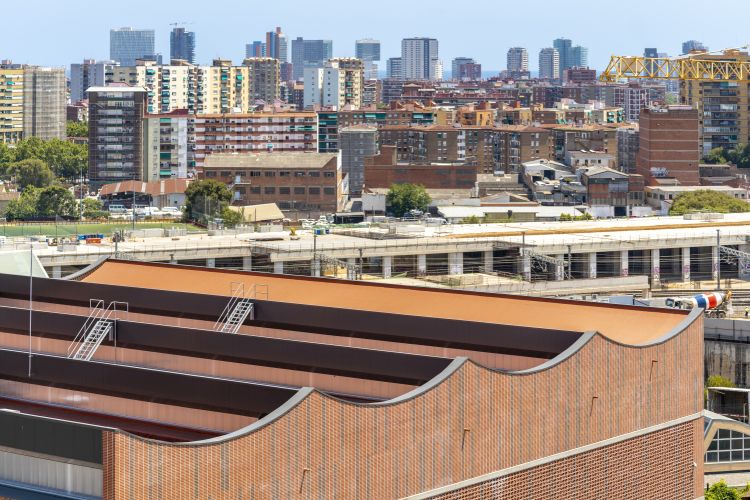 Il tetto del nuovo centro sportivo Camp del Ferro a Barcellona 