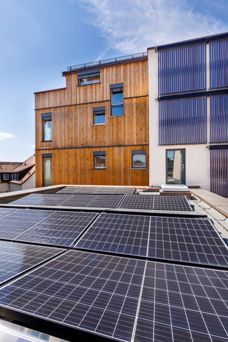 Il tetto fotovoltaico dell'edificio in legno realizzato a Bayreuth