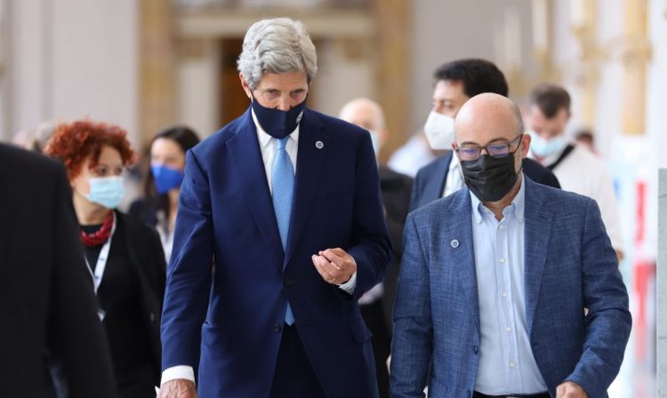 John Kerry, inviato speciale degli Stati Uniti per il clima e il Ministro della Transizione Ecologica Roberto Cingolani al G20 di Napoli