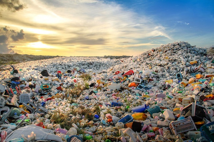Una pila di rifiuti plastici cambia l'immagine del paesaggio
