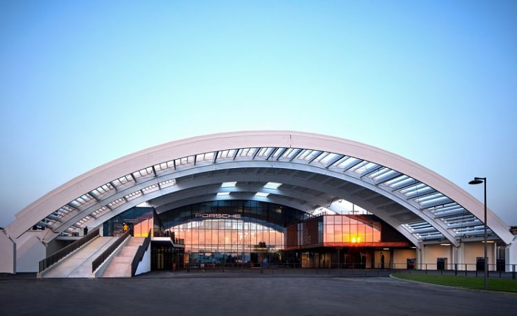 La struttura ad arco del Porsche Experience Center di Castrezzato