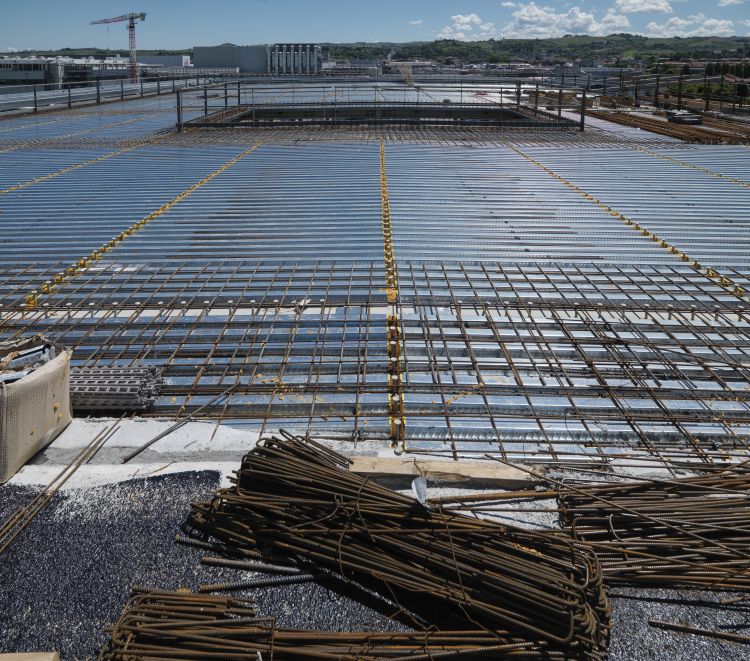 Ferrero Technical Center: La posa delle armature al piano di copertura