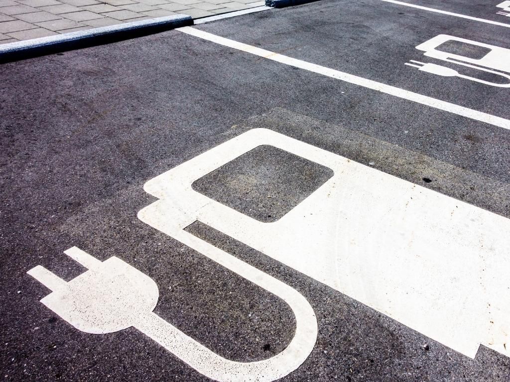 Come si procede con l’installazione della colonnina di ricarica auto elettrica in condominio