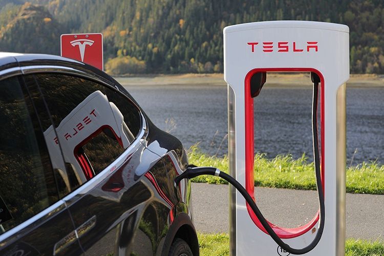 Rinnovabili e storage: il piano di Tesla per la transizione energetica