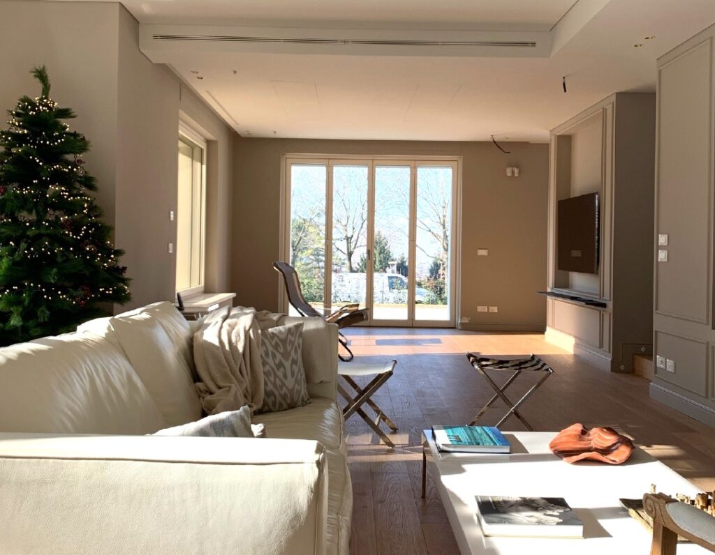 Gli interni della Villa NZEB sulla collina nella città di Torino che ha vinto il concorso Viessmann