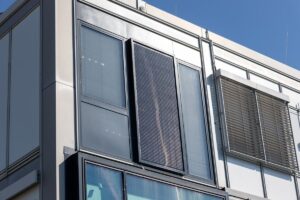 Facciata modulare con fotovoltaico integrato per la riqualificazione degli edifici