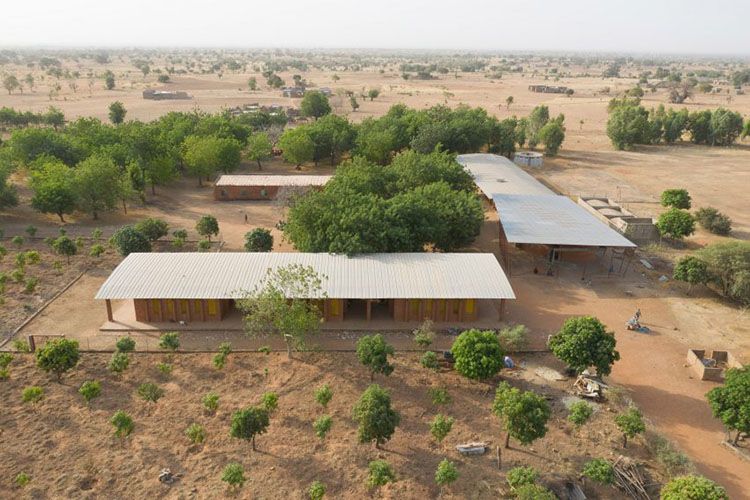 Il complesso scolastico a Gando, Burkina Faso a dell’architetto africano Diébédo Francis Kéré