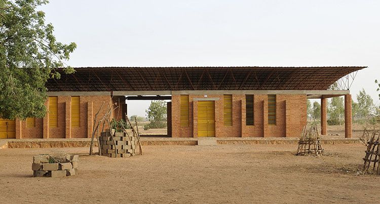 L'esterno della scuola di Gando