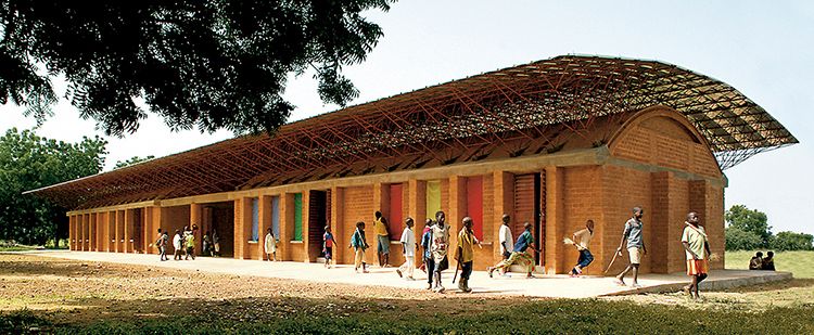 tetto in lamiera ondulata dalla forma ad arco della scuola di Gando