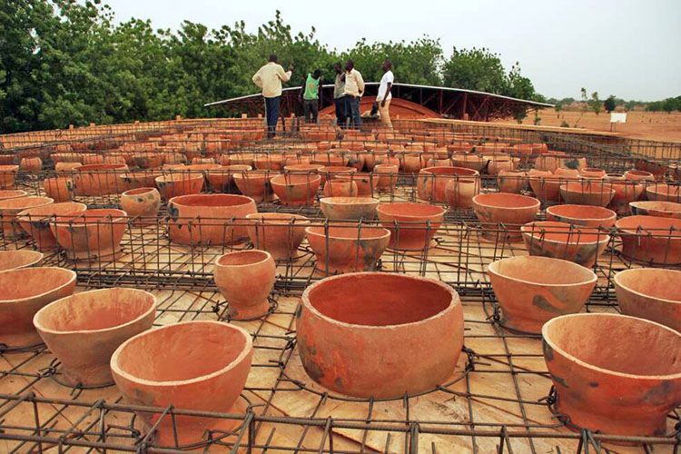 Il soffitto della biblioteca della scuola di Gando è realizzato utilizzando vasi di terracotta 