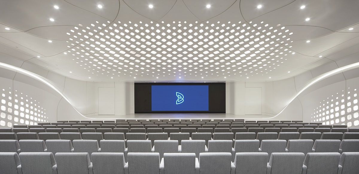 L'auditorium del nuovo BEEAH headquarters di ZHA a Sharjah