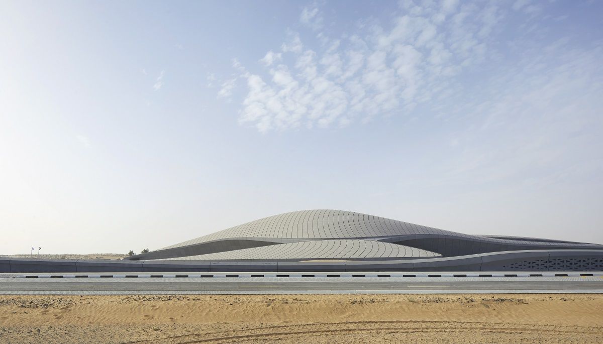 Il design del nuovo BEEAH headquarters di ZHA a Sharjah è ispirato alle dune