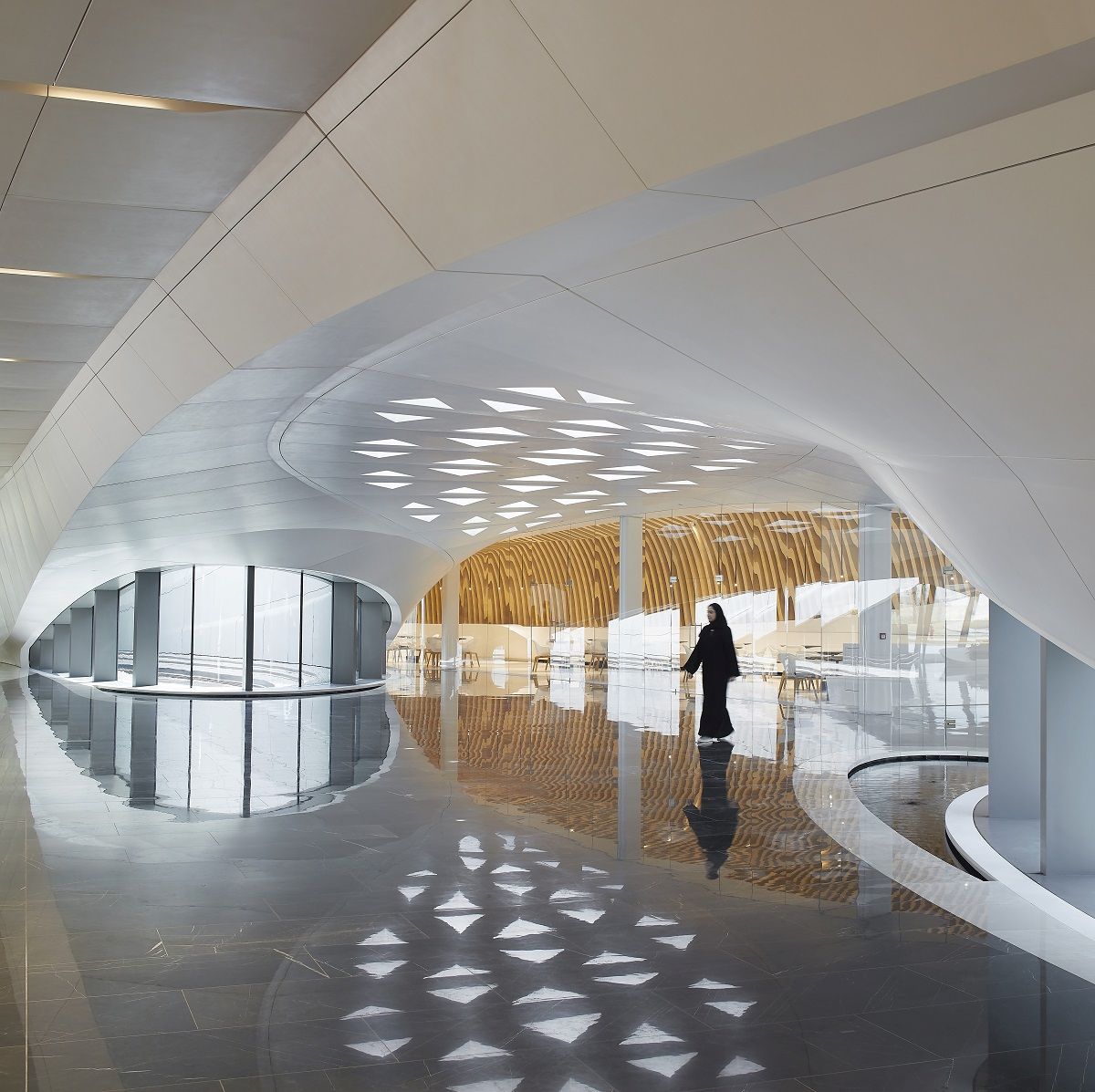 Gli interni luminosi del nuovo BEEAH headquarters a Sharjah
