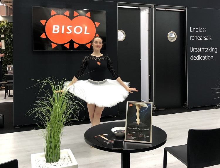 BISOL ha portato una ballerina tra gli stand di Intersolar Europe