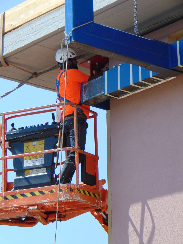 Cantiere Energiesprong Italia a Corte Franca: La fase di imbullonamento del pannello agli elementi in acciaio predisposti in facciata