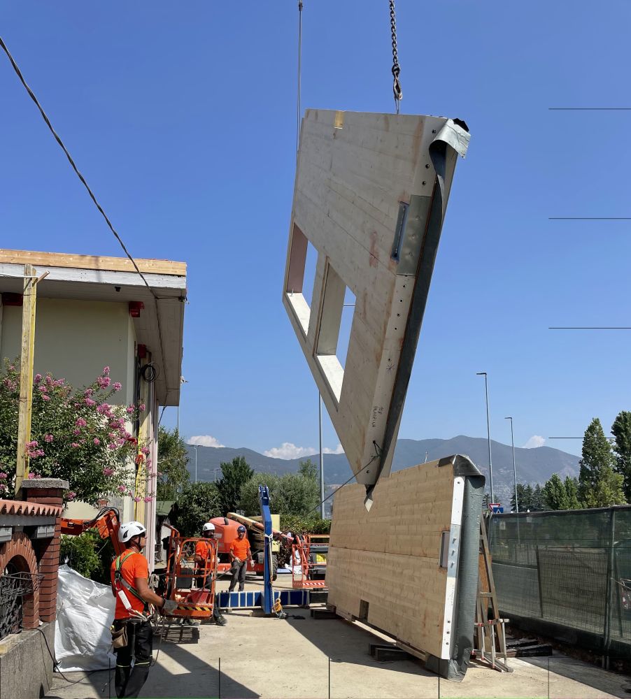 L’operazione di sollevamento di uno dei pannelli di facciata da posare nel cantiere Energiesprong di Corte Franca 