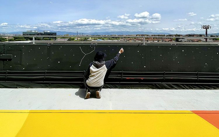 Casilino sky park: L'artista UNO all'opera mentre realizza un murales