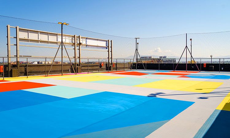 Uno dei campi sportivi del casilino sky park a Roma