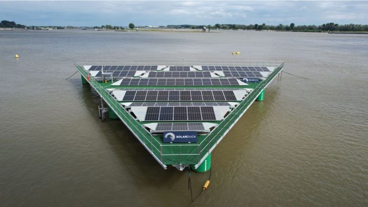 Solare galleggiante: la piattaforma di forma triangolare di SolarDuck