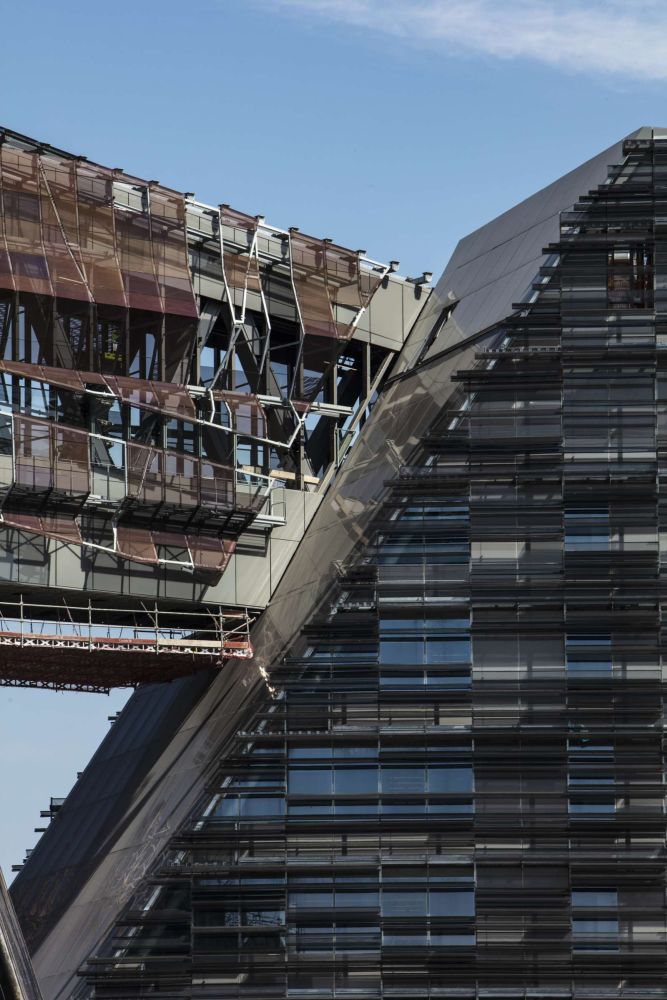 Il ponte di collegamento delle torri Icon e Landmark 