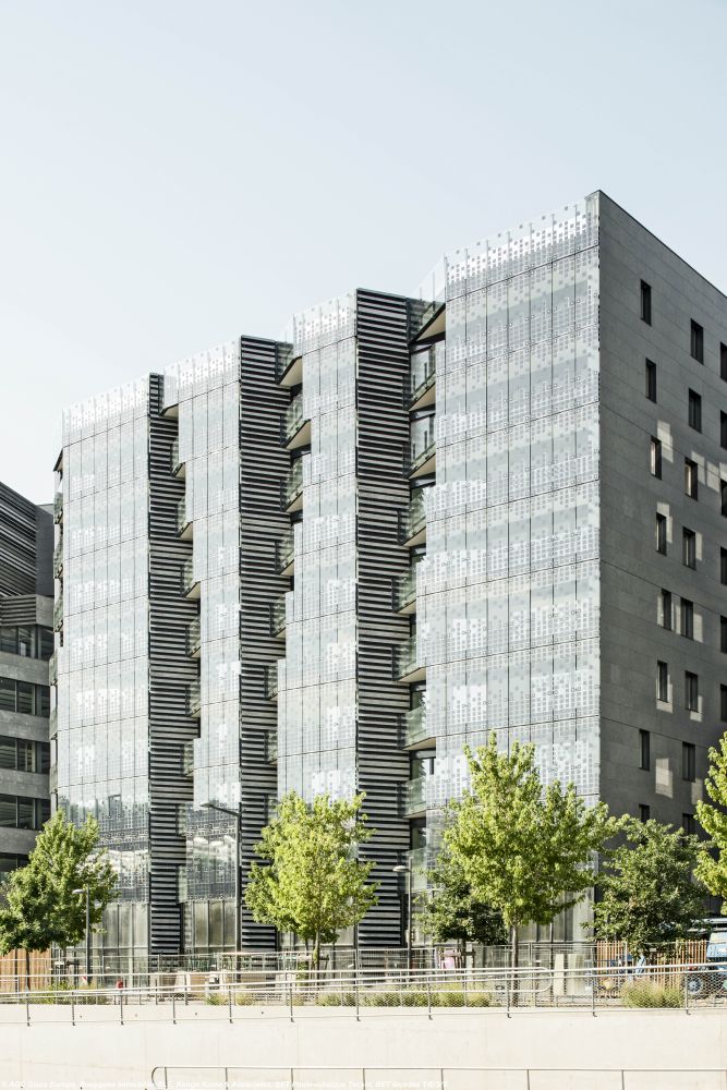 Palazzo Hikari di Kengo Kuma & Associati con facciate in vetro