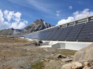 Fotovoltaico in alta quota: il solare va sulle dighe in Svizzera. E in Italia?