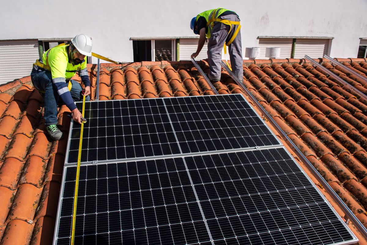 Pannelli solari sul tetto di una scuola: l’iniziativa di Longi per un villaggio spagnolo