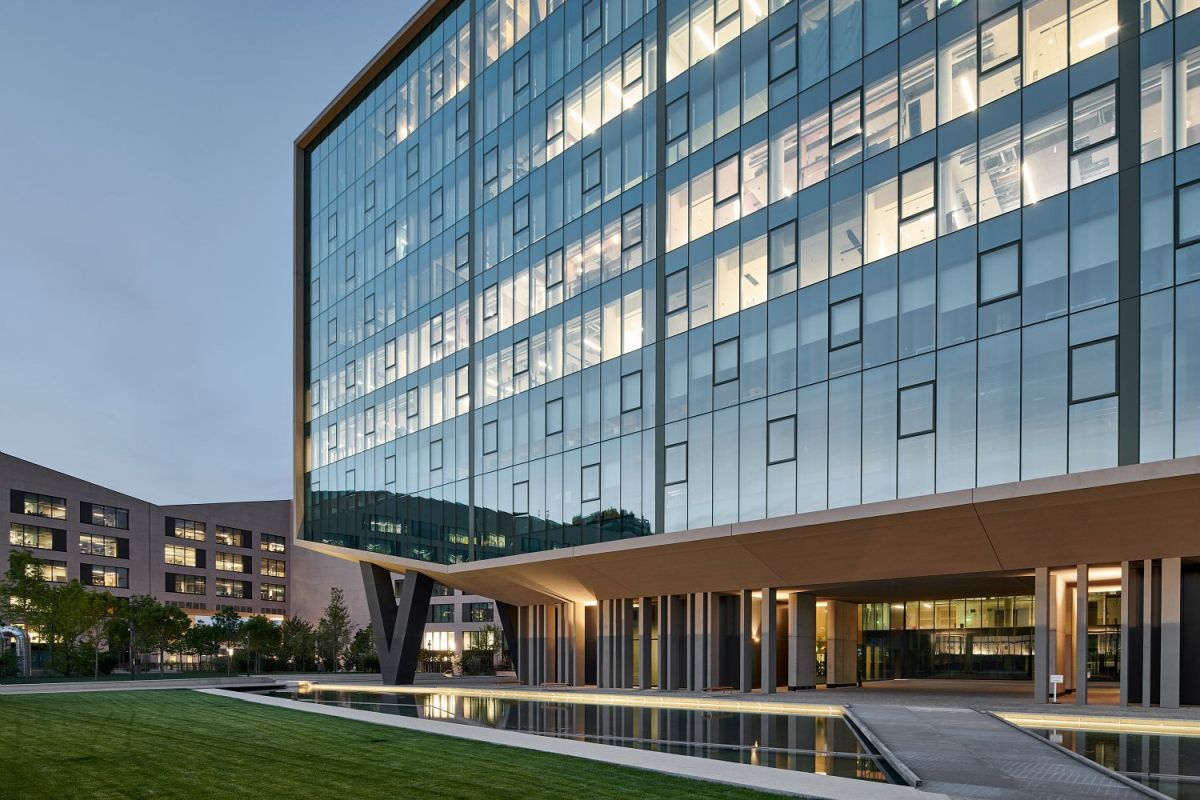 Uno degli specchi d'acqua di Building B nell'ambito del business district Symbiosis a Milano