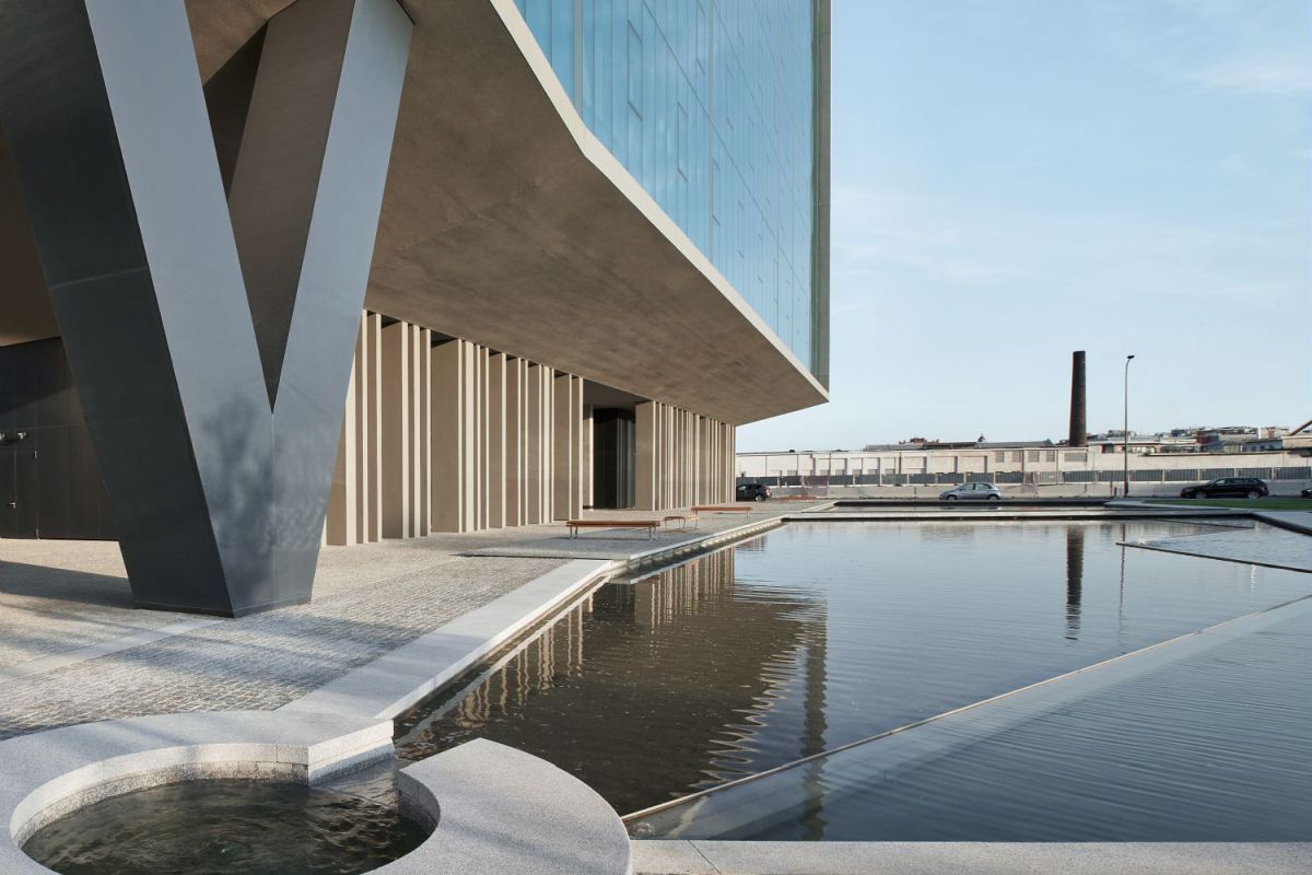 Uno degli specchi d'acqua di Building B nell'ambito del business district Symbiosis a Milano