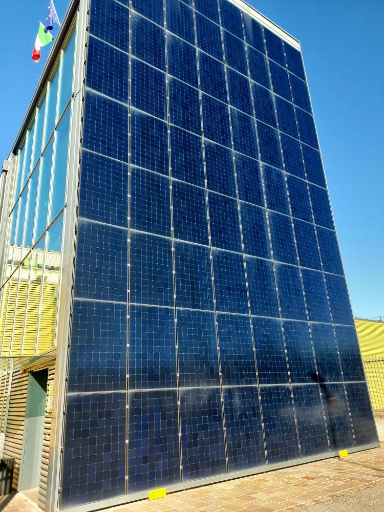 Elmec, facciata fotovoltaica del data center