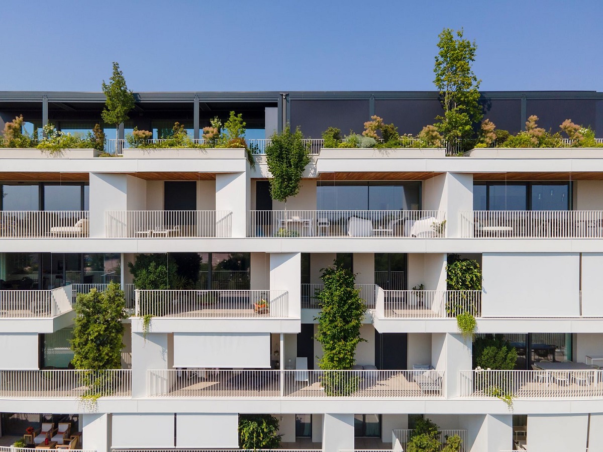 Vista del fronte con balconi e piante