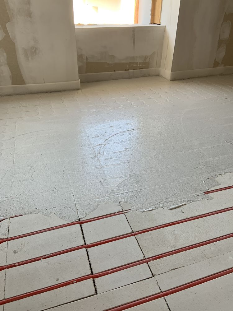 Sistema radiante Zehnder DryFloor Brick, rasatura prima della posa del pavimento