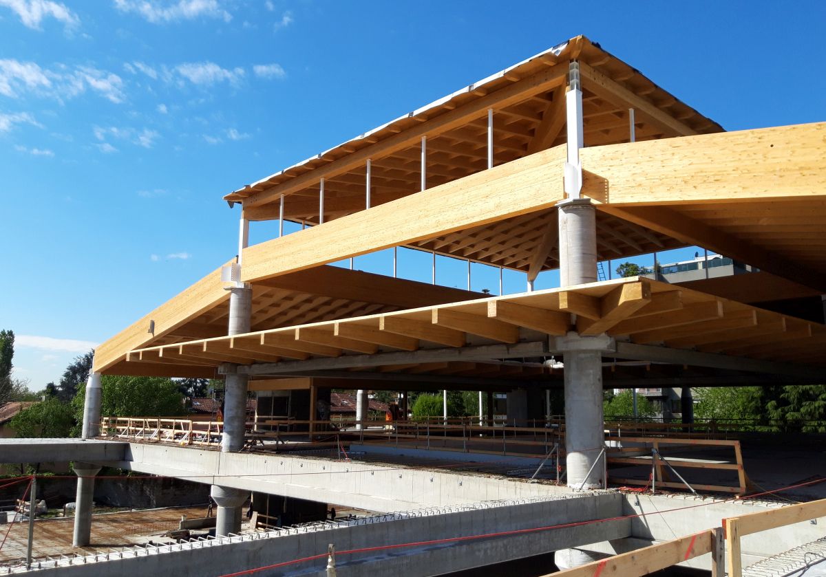 Il legno è stato utilizzato per l’imponente copertura dell’ipermercato Maestoso di Monza realizzata in cassettoni di legno lamellare
