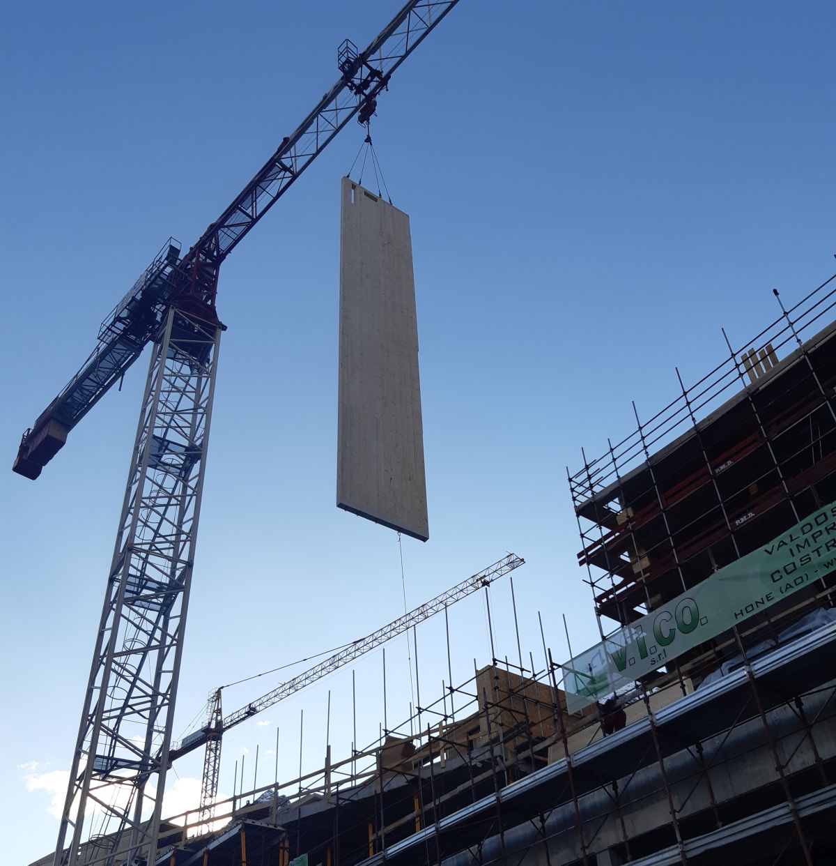 Posa di un pannello prefabbricato in legno per la realizzazione del Grand Hotel Cervino a Avouil vicino a Cervinia