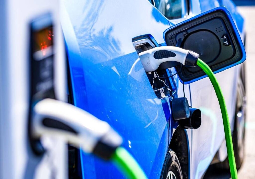 Auto elettriche: nel 2024 le vendite raggiungeranno i 17 milioni