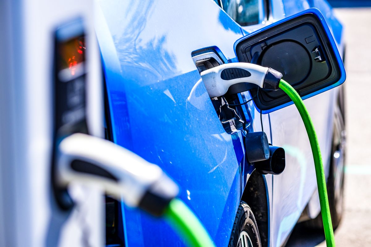 Auto elettriche: attesa una crescita delle vendite del 35% nel 2023