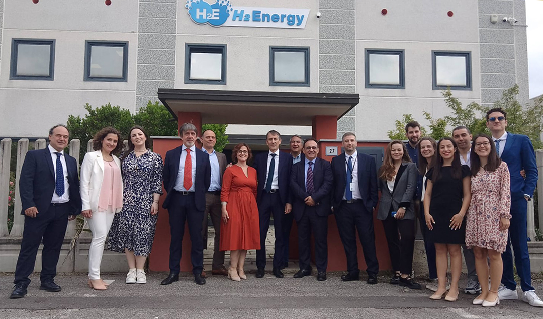 Il team di H2 energy, azienda impagnata nello sviluppo di una filiera italiana dell'idrogeno green