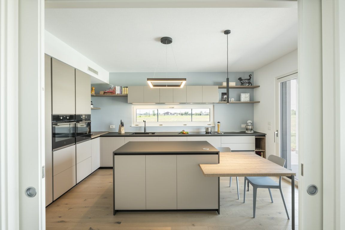 La cucina della casa di legno bifamiliare a telaio realizzata da Rubner Haus in provincia di Cremona