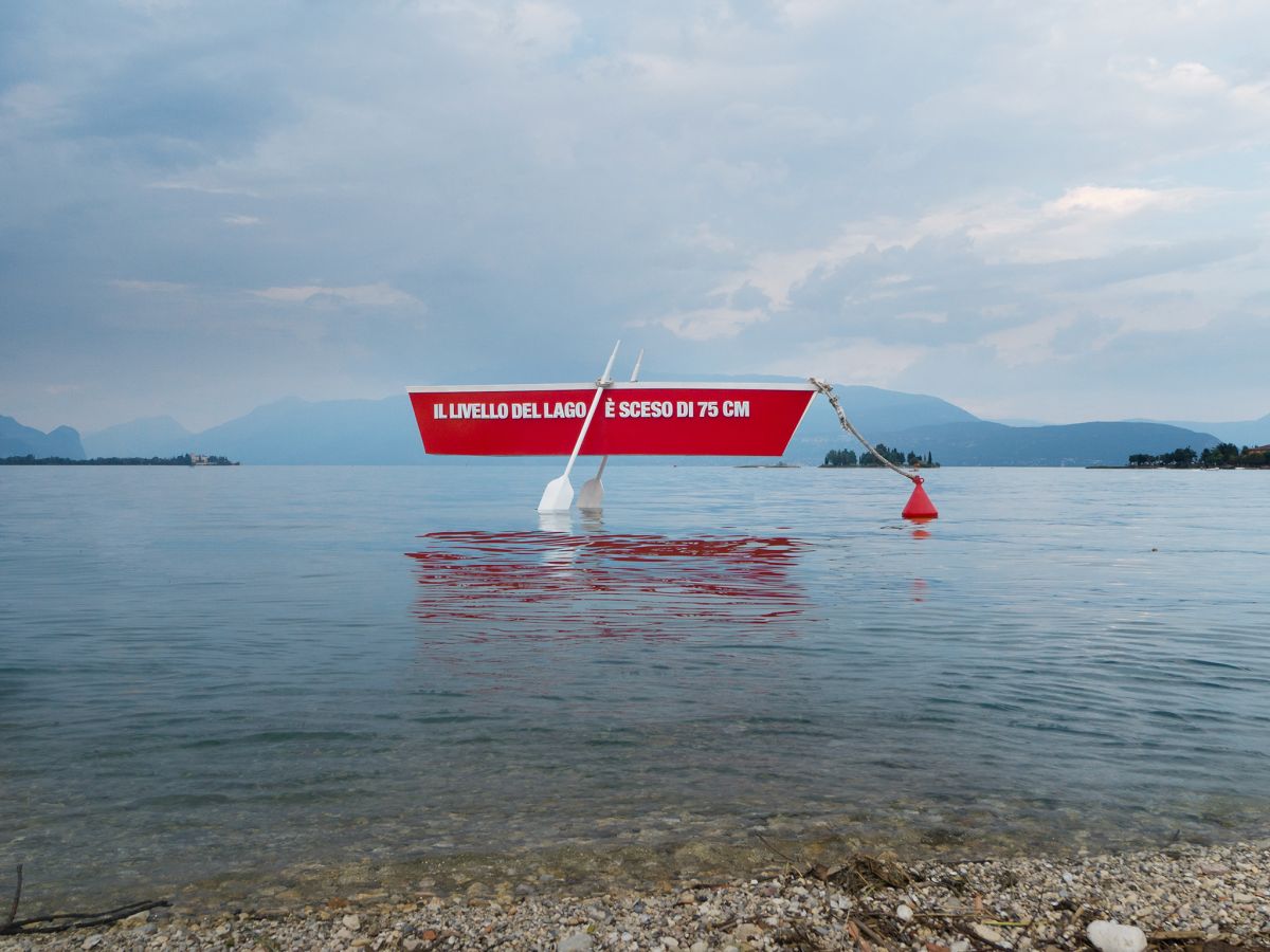 L'installazione di E.ON sul lago di Garda mostra che sono 75 i cm di acqua persi negli ultimi anni