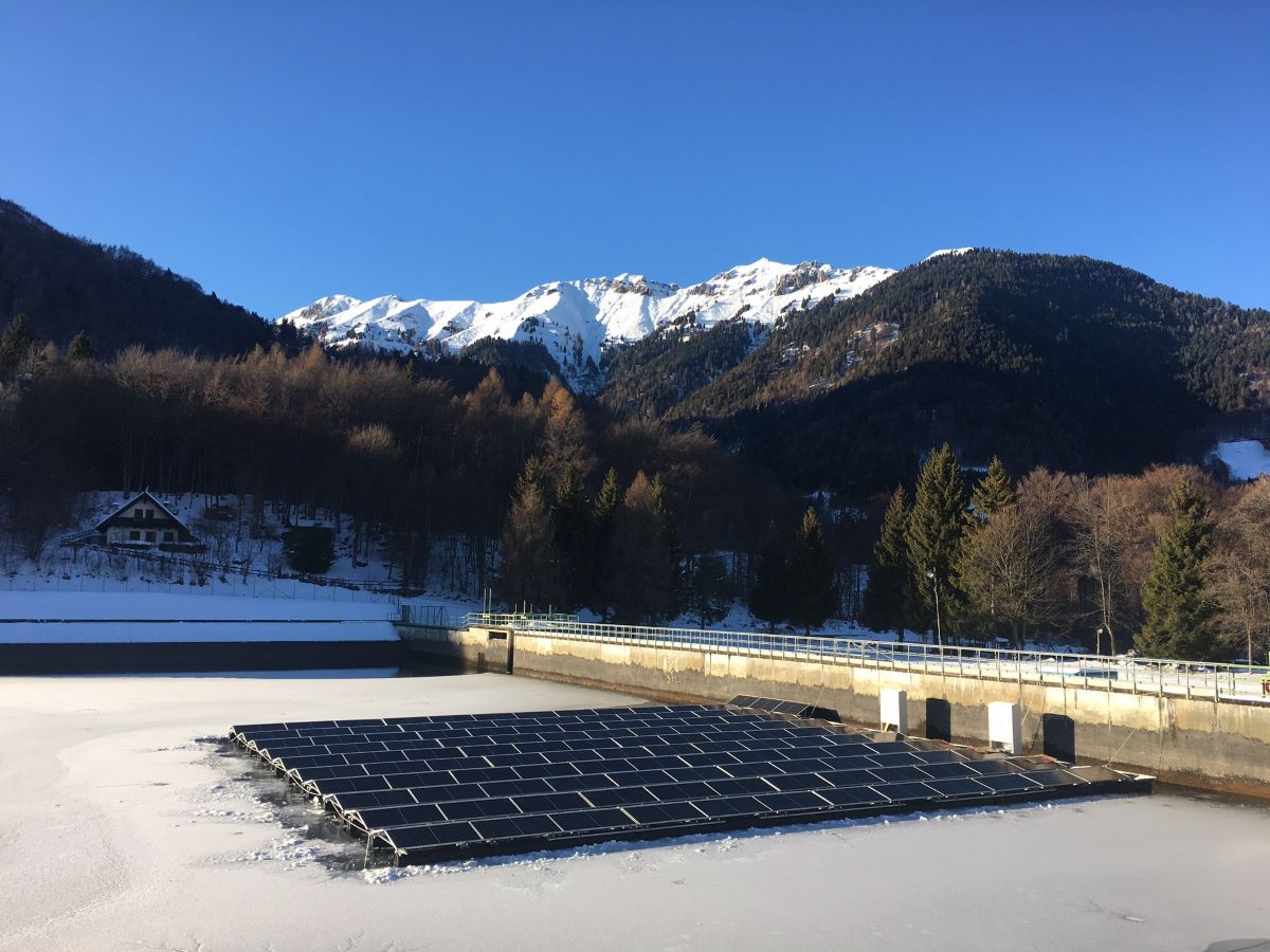 Fotovoltaico in cava: impianto da 100 kW realizzato su un bacino idroelettrico in provincia di Trento da Hydrosolar per conto di Hydro Dolomiti Energia