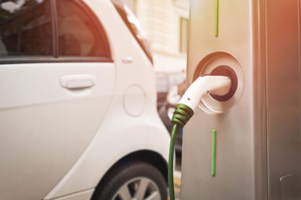 Mobilità green, a che punto siamo: solo il 4,3% delle auto circolanti sono ibride ed elettriche